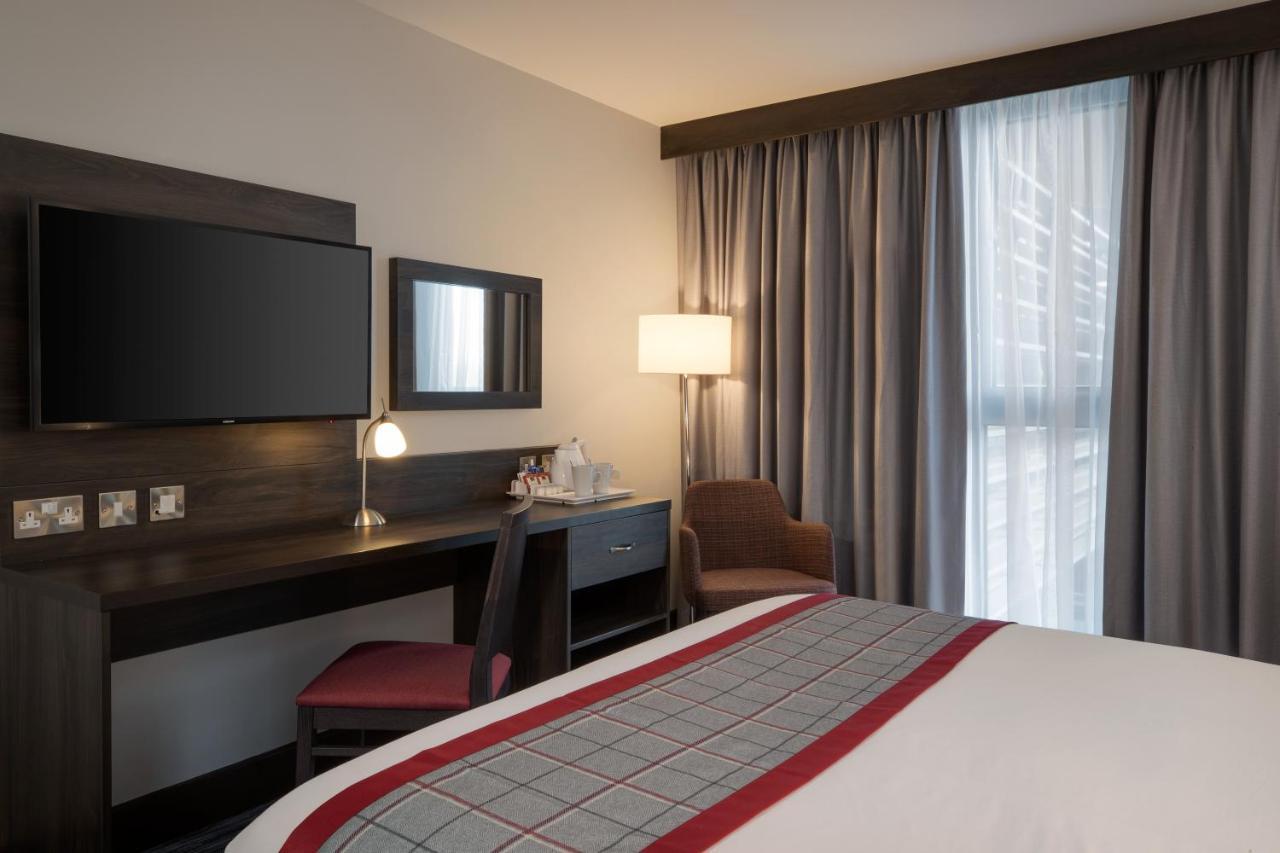 Hotel Ramada By Wyndham Leeds East 4*