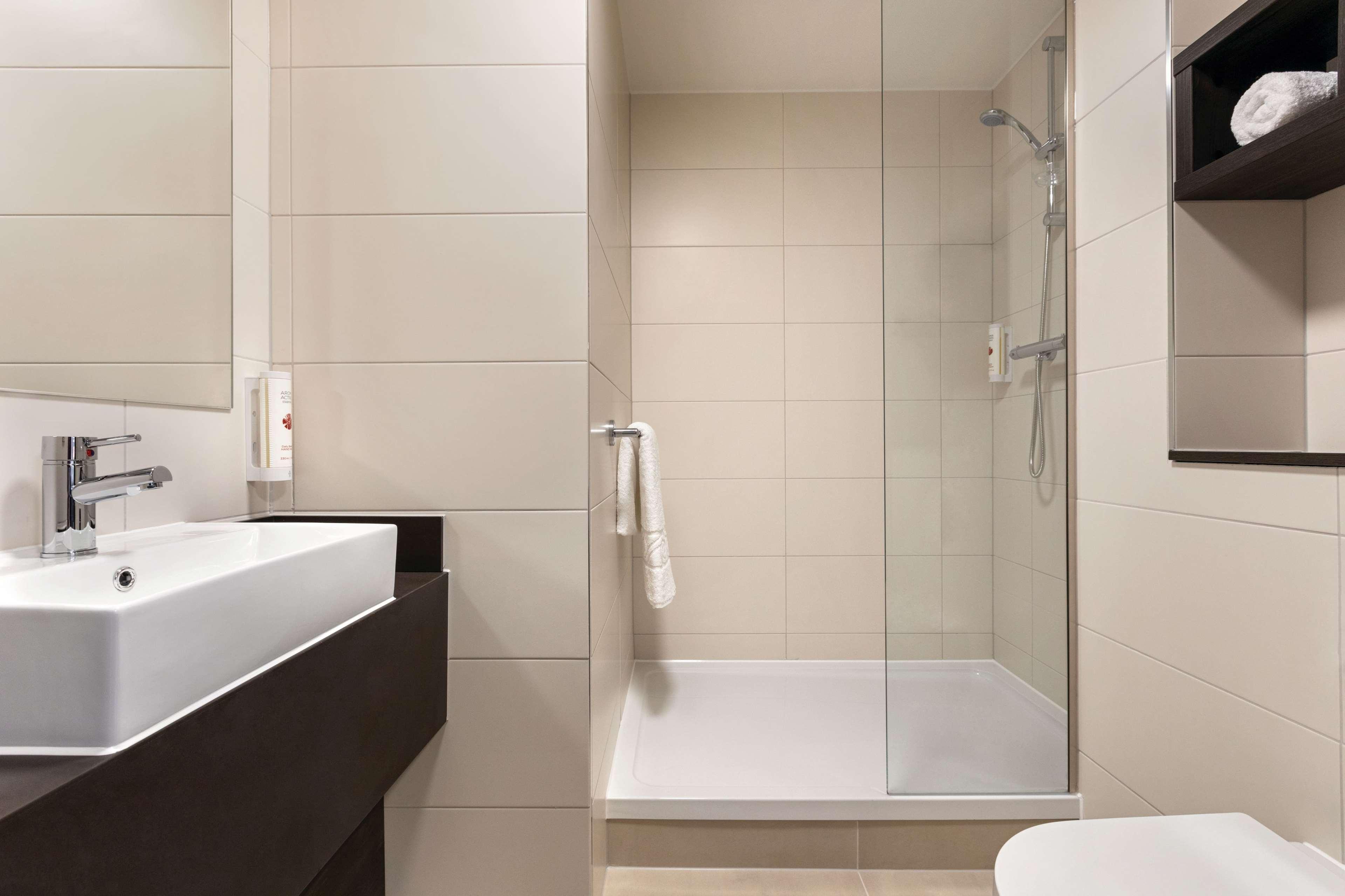 Ramada By Wyndham Leeds East Hotel 4*